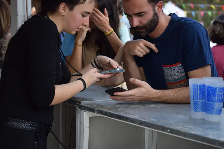 Personal de Foodtruck utilizando el hardware de FesteaPay